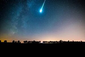 Why are meteors visible from the earth ?